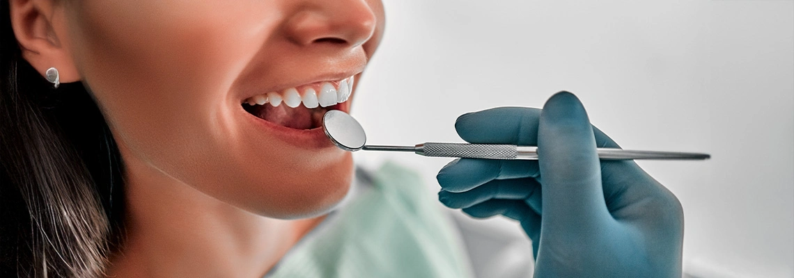 مخاطر ابتسامة هوليود في تركيا: دليل الأمان لمرضى عام 2025