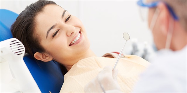 إجراء الفحوصات الطبية بشكل منتظم عند طبيب الأسنان